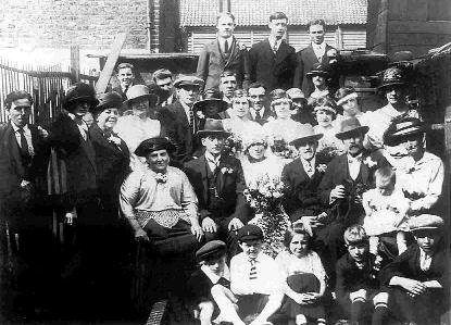 The marriage of Charles Edward MARFLEET and Annie Elizabeth NEWTON. (37KB)